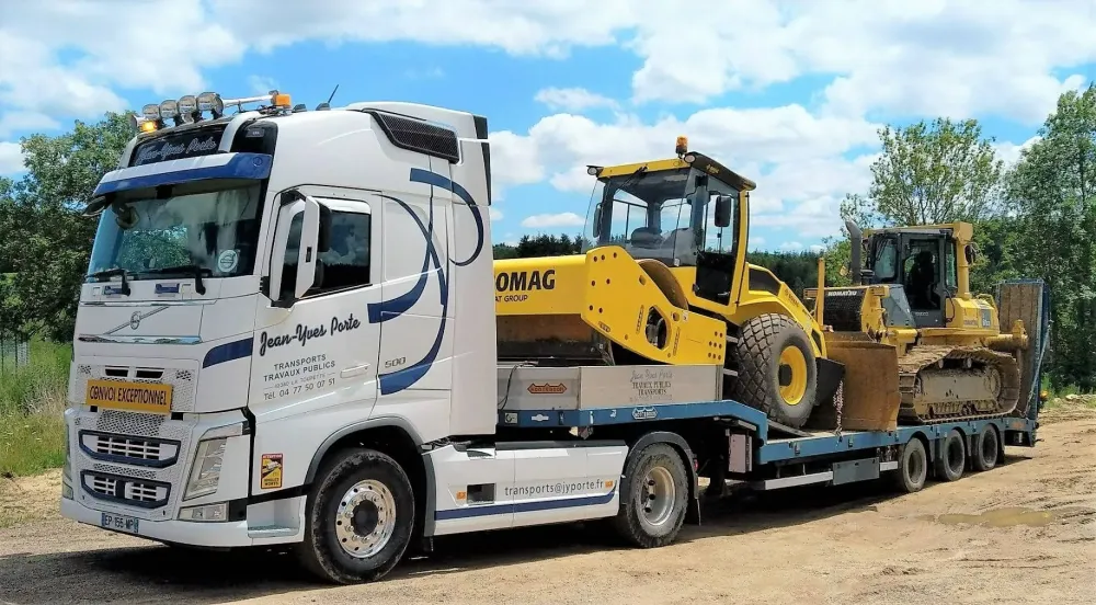 Camion avec compacteur lourd