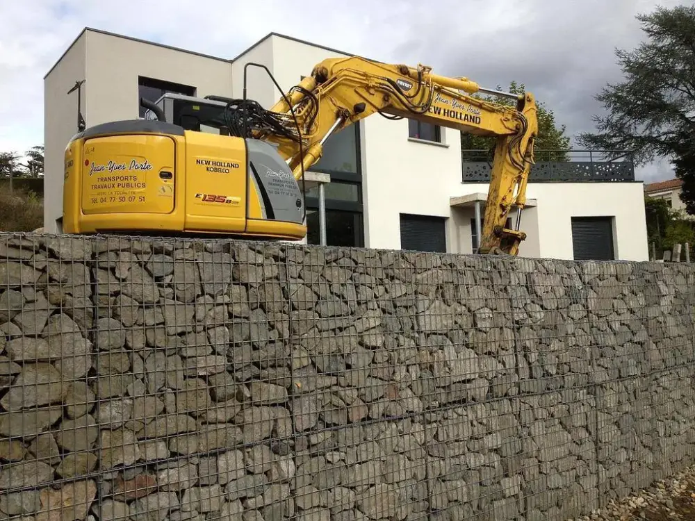 Réalisation d'un mur soutènement en gabions